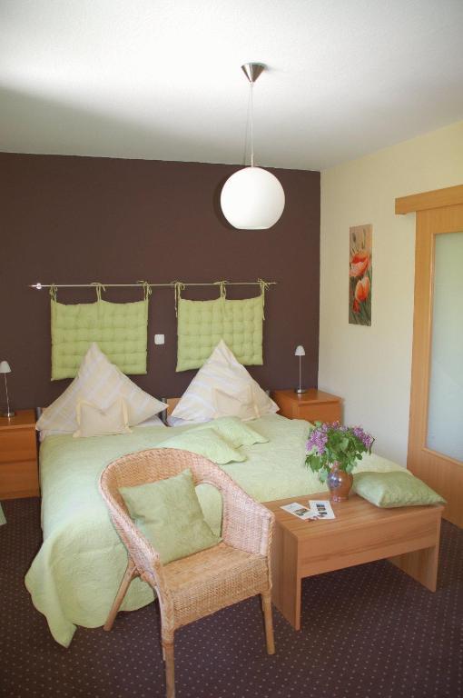 Hotel-Ferienwohnungen Cafe Maarblick Schalkenmehren Quarto foto